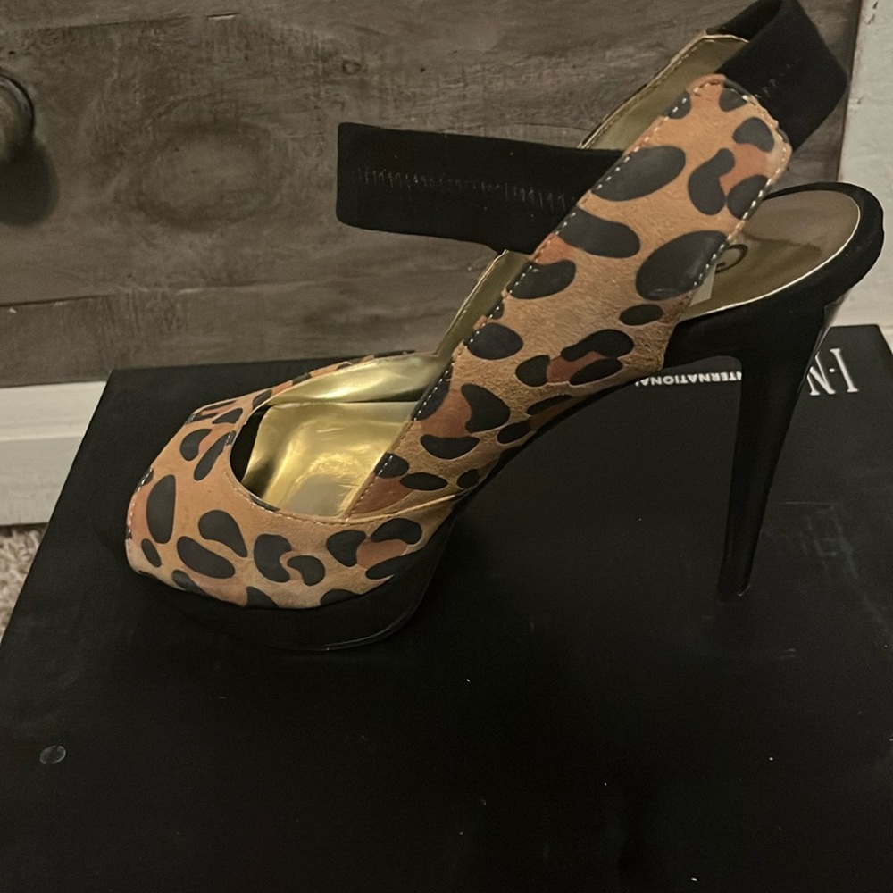 Peep-toe, sling back heel. Size 7. Suede, Patent 5.5” heel. Cheetah print.